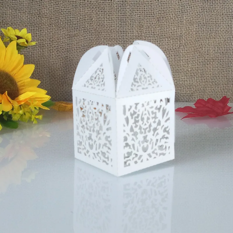 

50pcs Openwork Engraved Lace Flower Design Candy Box Christmas Gift Box for Guest Wedding Gift Party Decoration 5ZT24