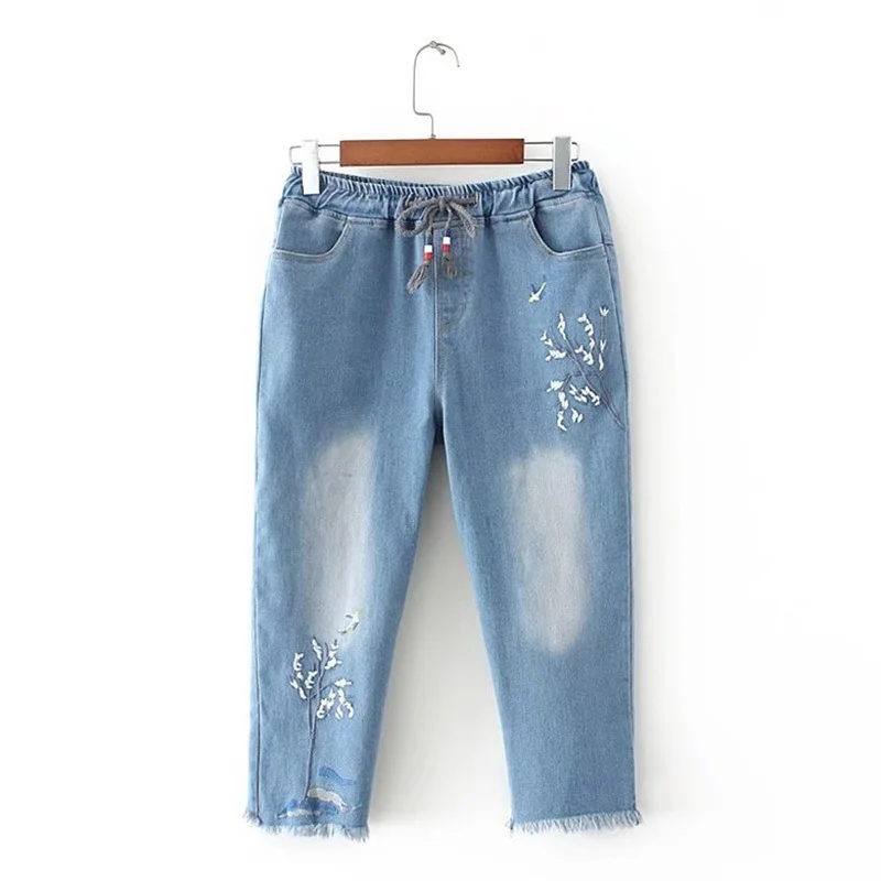 Джинсы женские с цветочной вышивкой средней посадки батальных размеров весна