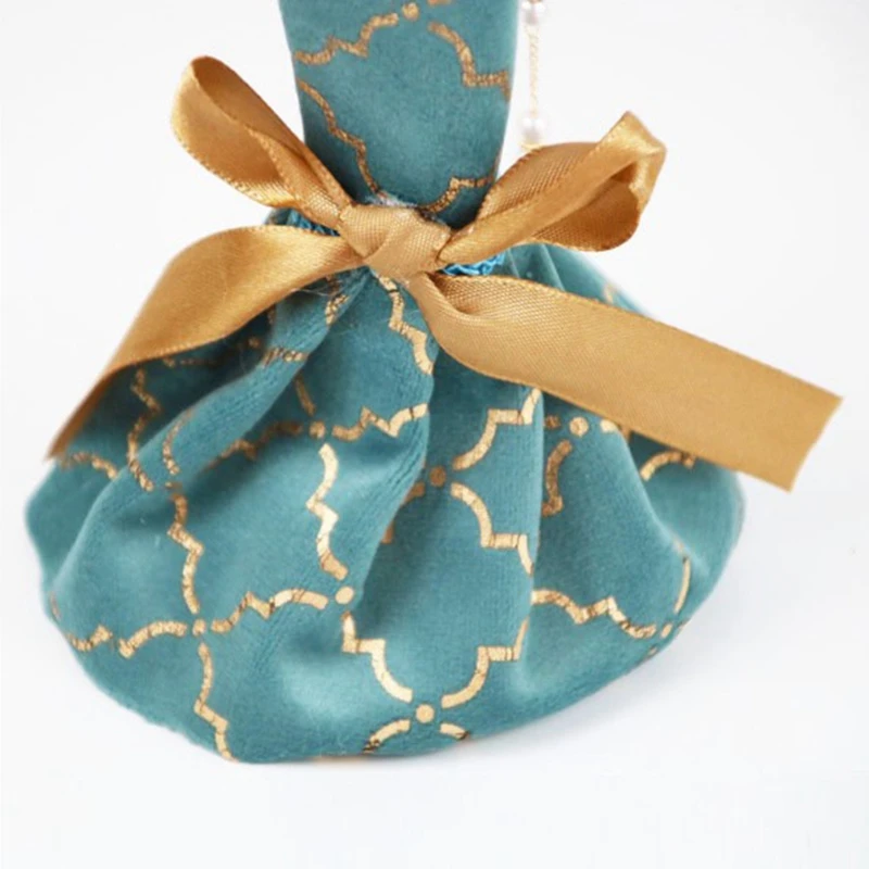 Держатель для ювелирных изделий в форме платья изысканный позолоченный Павлин