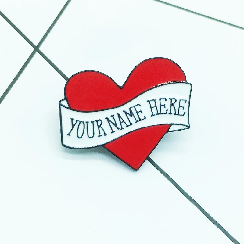 Красная металлическая эмалированная брошь с надписью You Name Here | Украшения и