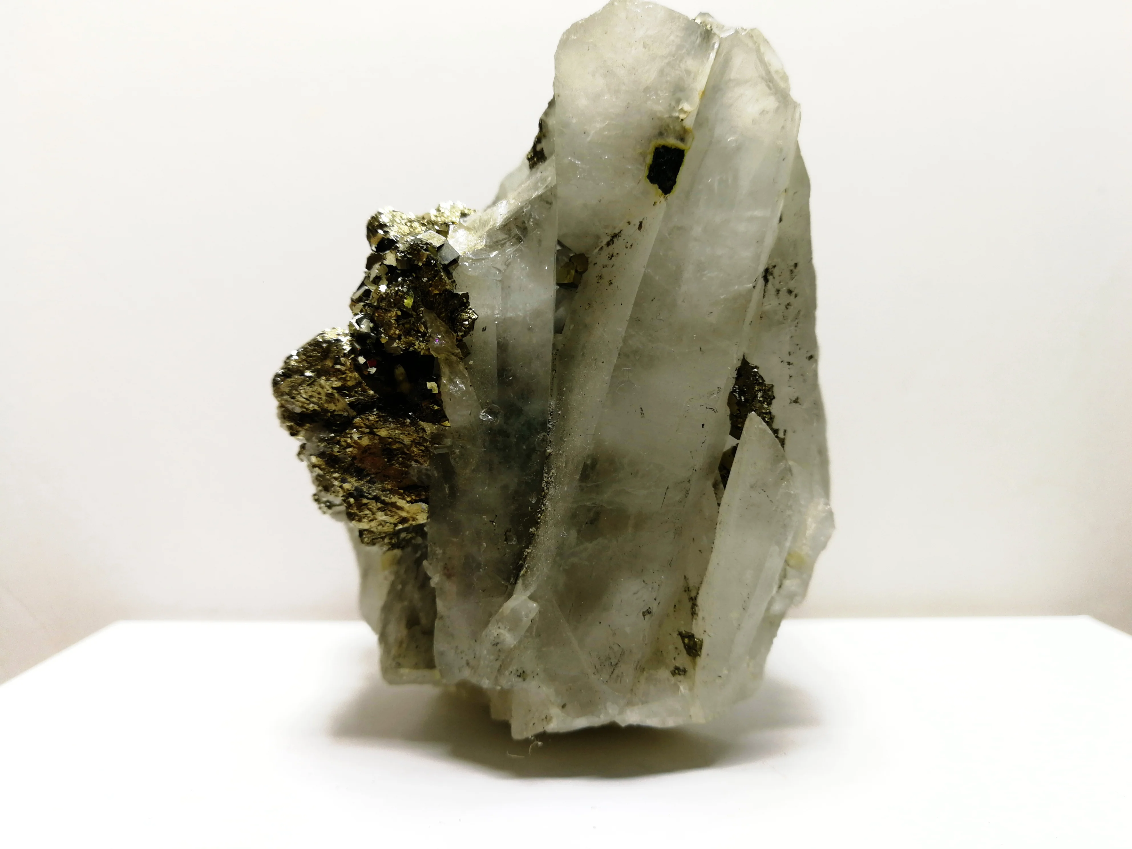 

507.2gNatural chalcopyrite and quartz crystal intergrowth mineral crystal specimen, furniture ornament
