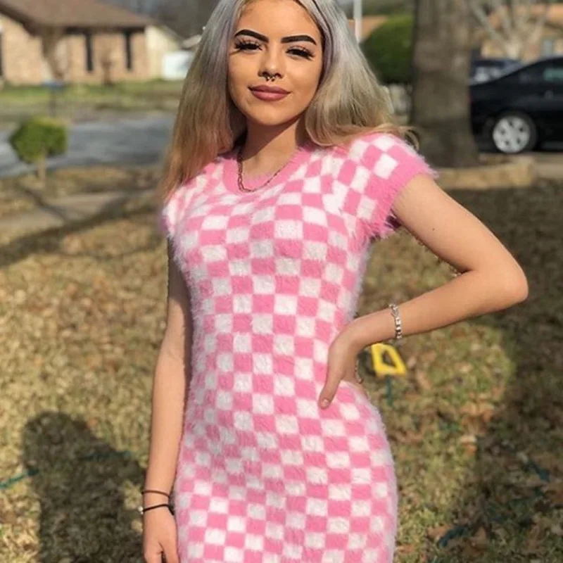 Пастельно розовое мини платье в клетку милые вязаные платья с короткими рукавами