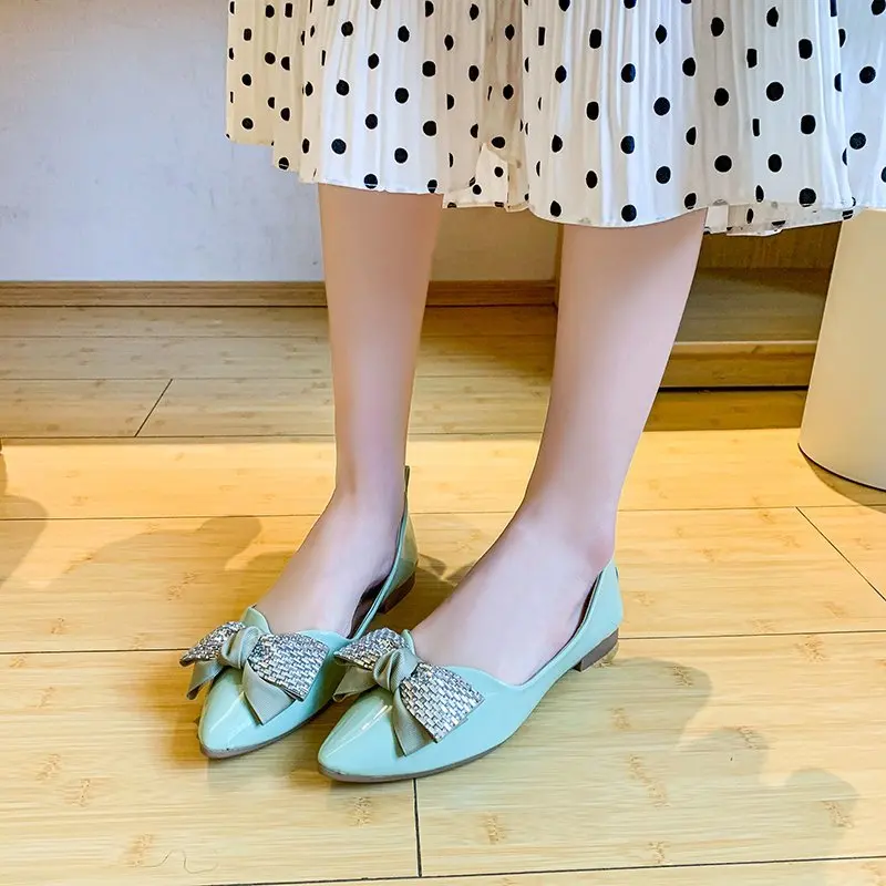 Разноцветные вечерние тонкие туфли Женские на плоской подошве с острым носком