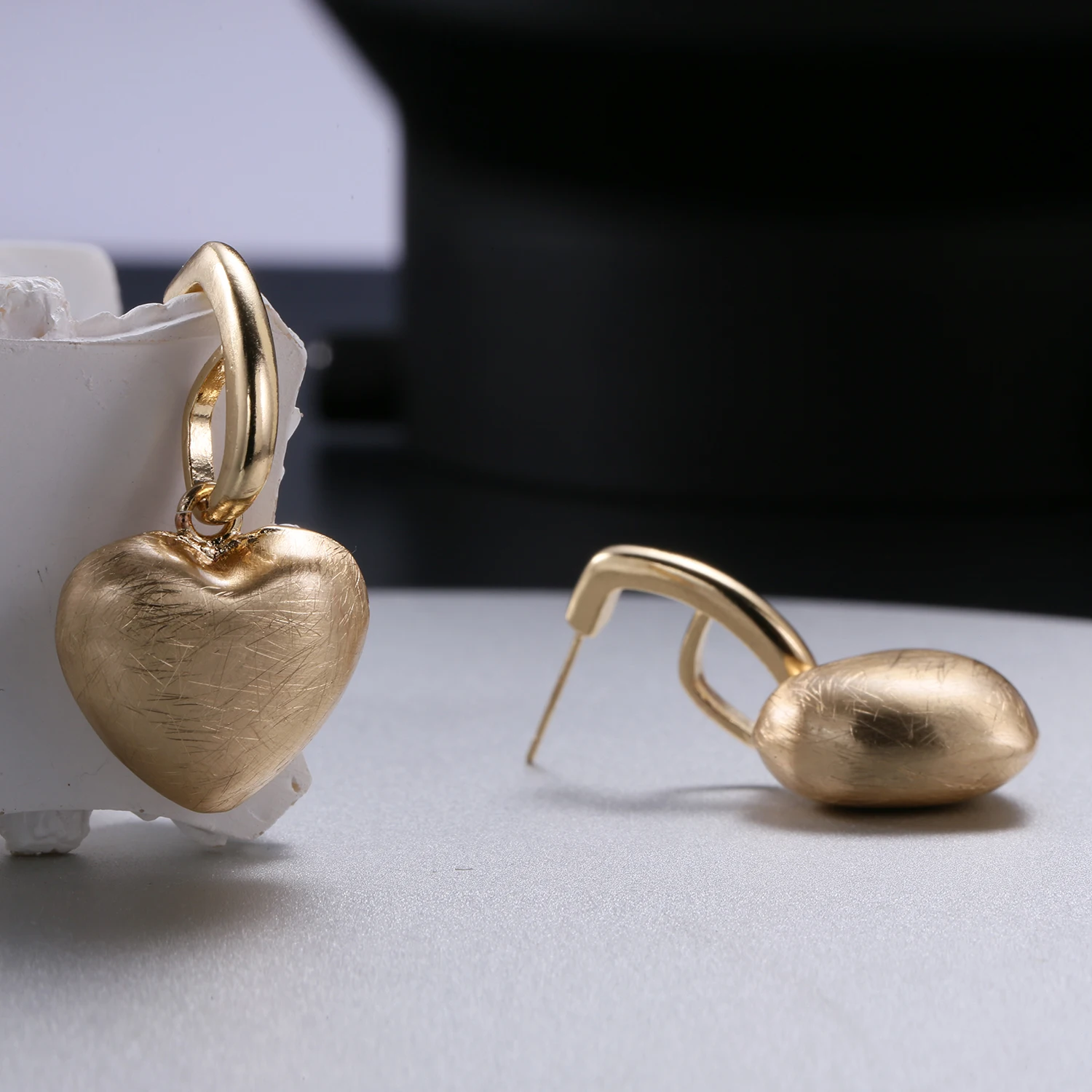 

Серьги-кольца с сердечками из металлического сплава золотого цвета