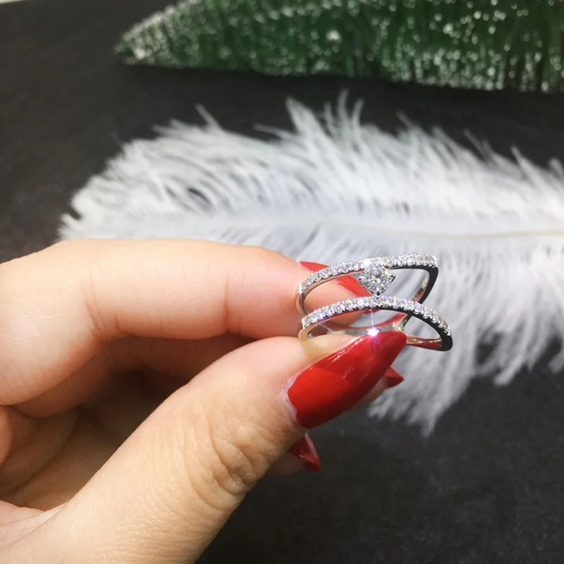 Роскошное обручальное кольцо из 18 каратного золота с муассанитом и бриллиантом D