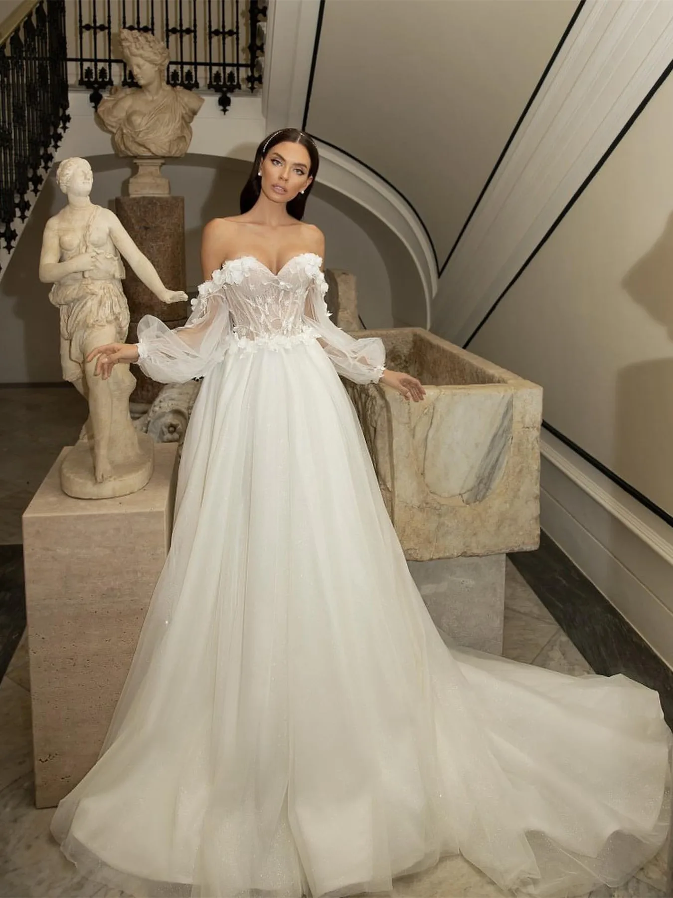 

Charming Appliques Flowers Wedding Dresses Cap Sleeves Puffy Sweetheart Tulle Bridal Dress Long Train