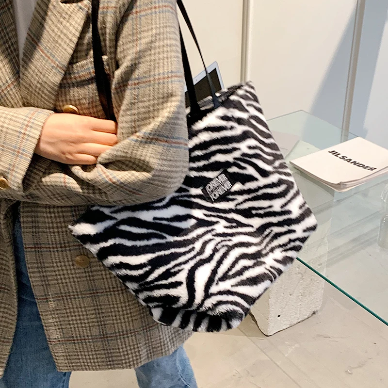 

с доставкой Zebra pattern Soft Faux Fur Crossbody Bags for Women 2021 Winter Trend Lady Branded Trending Chain Shoulder Handbags