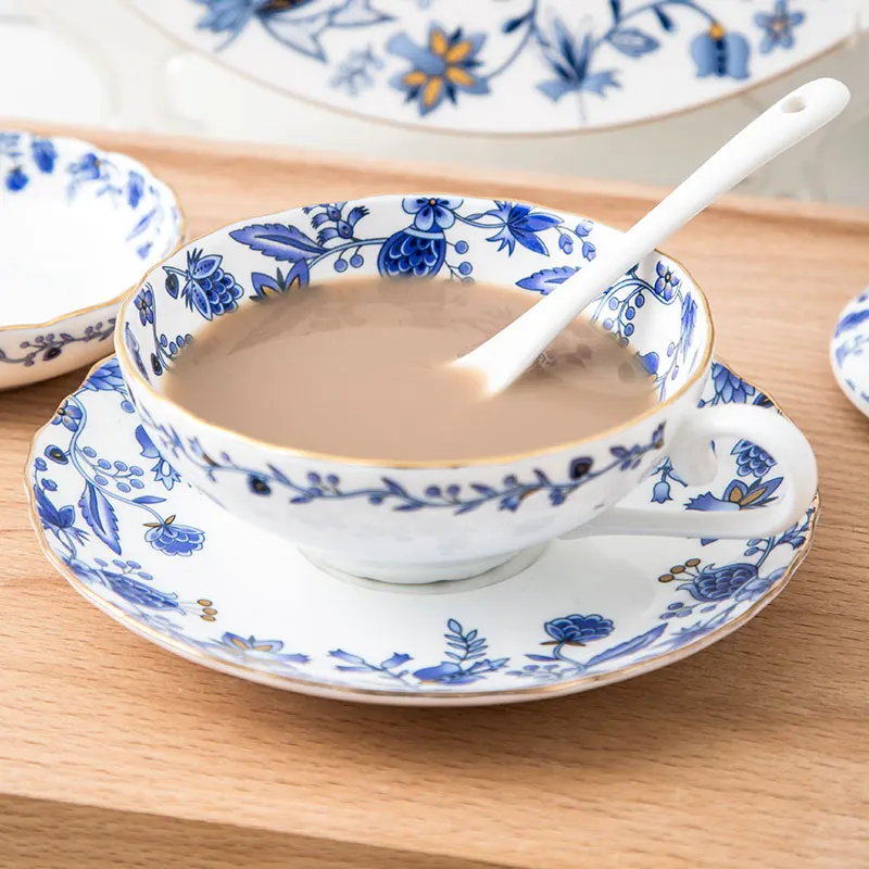 Кофейные чашки и блюдца в лаконичном сине-белом стиле из фарфора подходят для