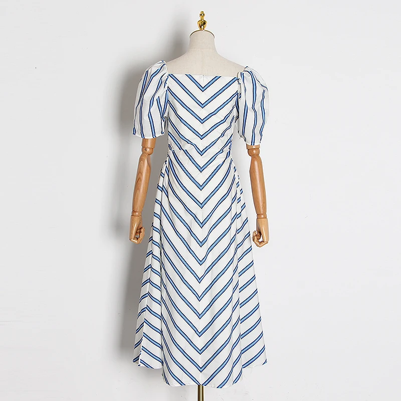 Платье в полоску TWOTWINSTYLE с квадратным вырезом пышными короткими рукавами высокой