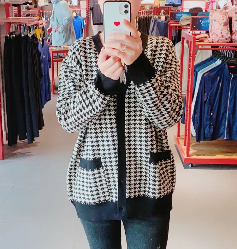 

WOMENGAGA Women V-neck Drop Shoulders Oversized Cardigan In Houndstooth Pattern Button Placket Knit Cardigan FHE9
