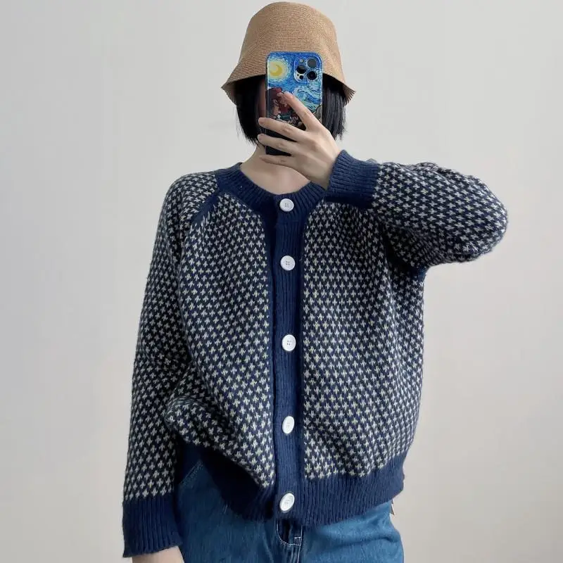 

Retro blue sweater jacket female 2021 spring and autumn new comfortable loose single-breasted short houndstooth knitted cardigan