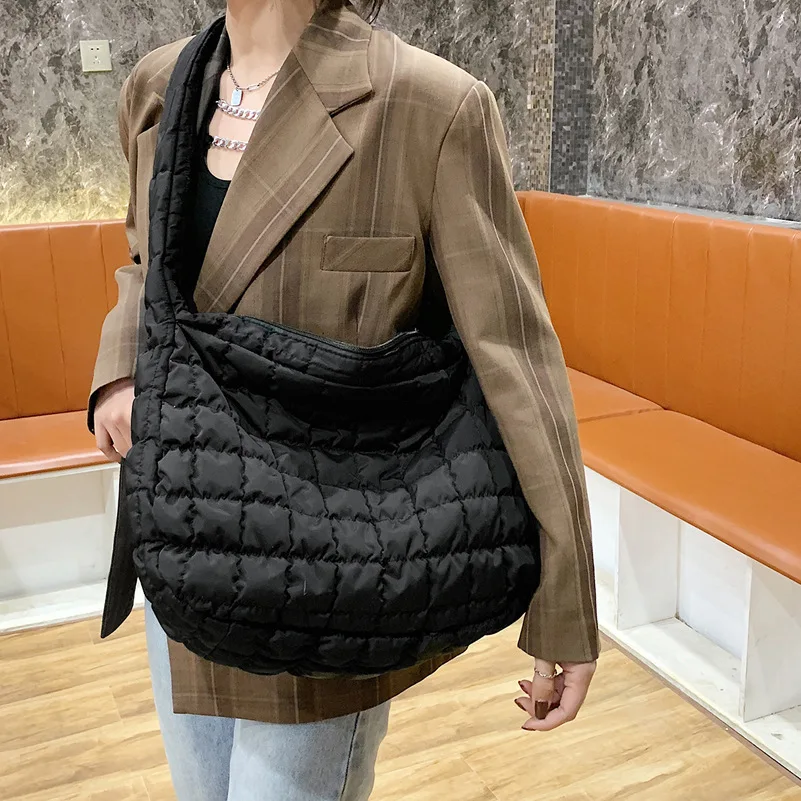 

New dumpling bag cloud fold big bag female casual personality light large capacity dumpling bag messenger bag