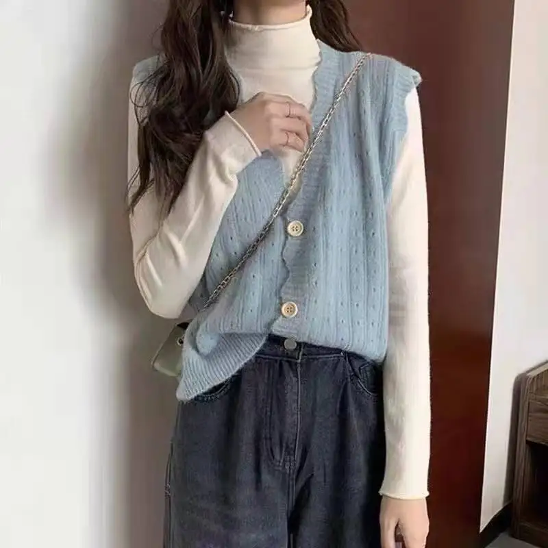 Женский трикотажный жилет однобортный без рукавов с V-образным вырезом в