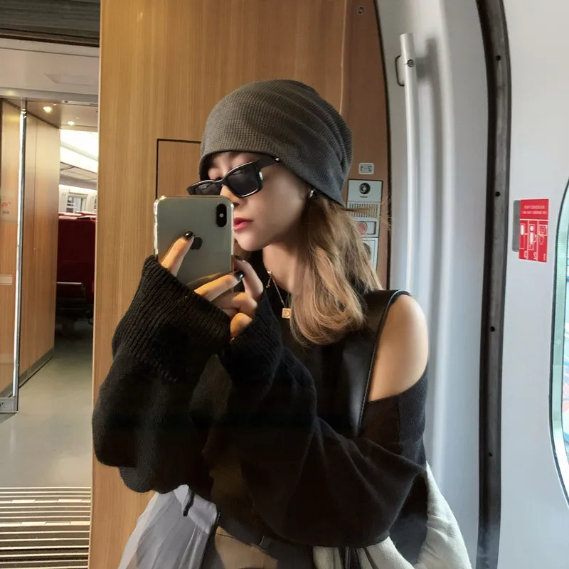 Женская однотонная вязаная шапка с подвернутым краем Осень зима 2021 тонкие