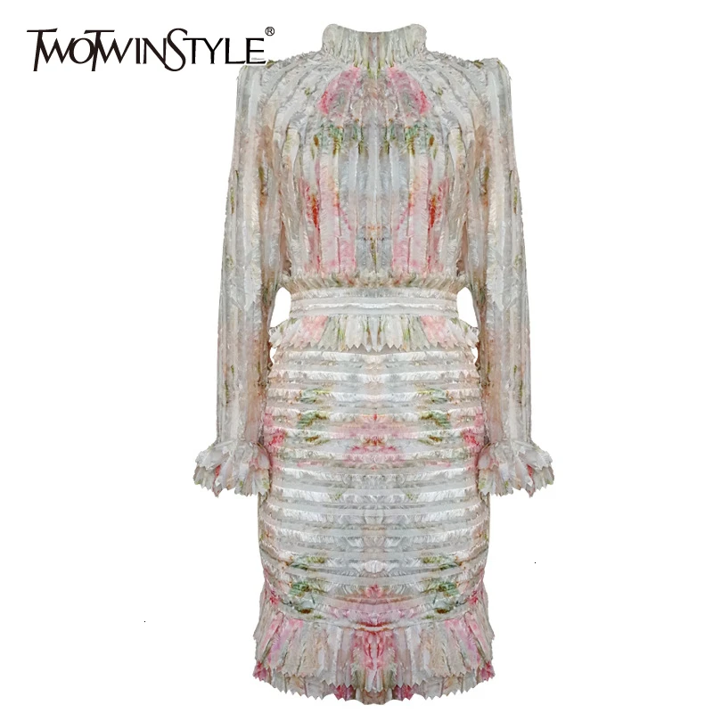 Женское мини платье TWOTWINSTYLE белое лоскутное с рюшами воротником стойкой длинными