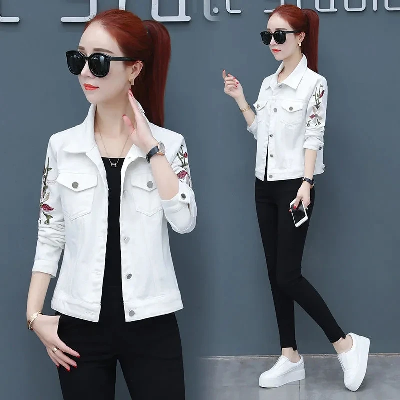 Женская джинсовая куртка демисезонная короткая однобортная с вышивкой