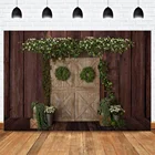 Фон для фотографирования новорожденных с изображением весеннего зеленого венка и коричневых деревянных стен и дверей