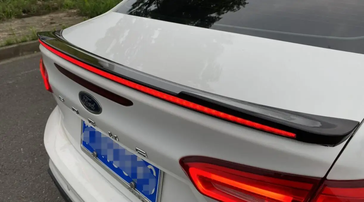 Для Ford Focus спойлер 2019-2020 Черный с подсветкой, изготовленный из АБС-материала, задний крыло автомобиля цвета.
