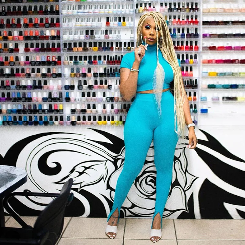 Женский спортивный костюм синий комплект из двух предметов укороченный топ с