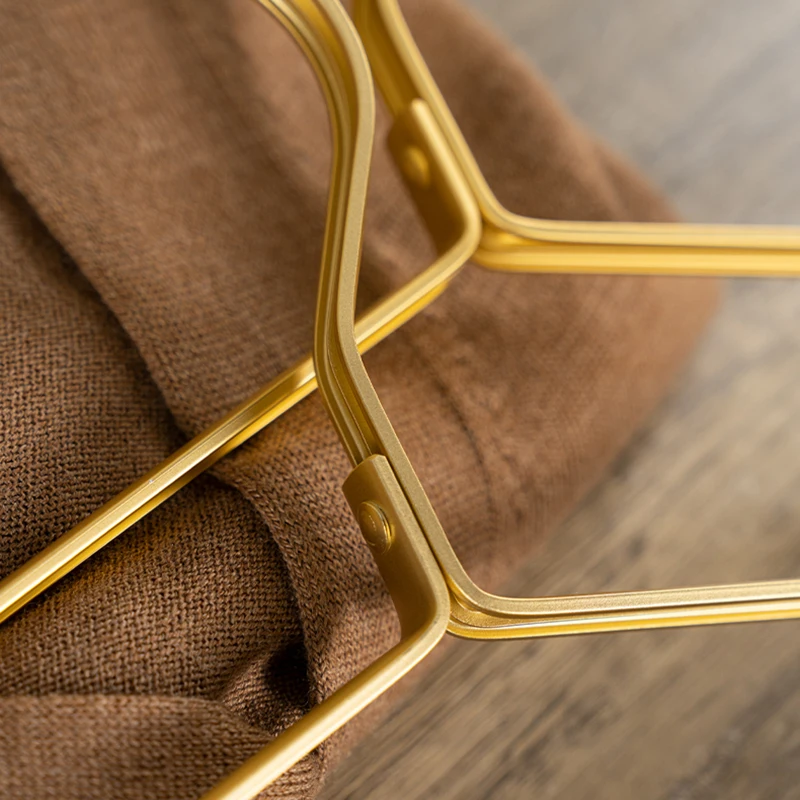 Вешалка для одежды матовая золотистая из алюминиевого сплава противоскользящая