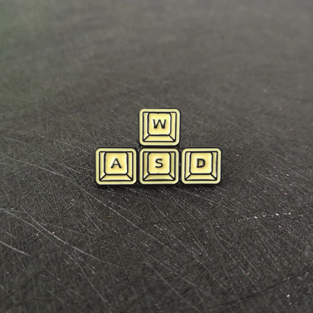 Винтаж WASD клавиатуры кнопки pin Эмали желтый видео игры Нагрудный значок булавки