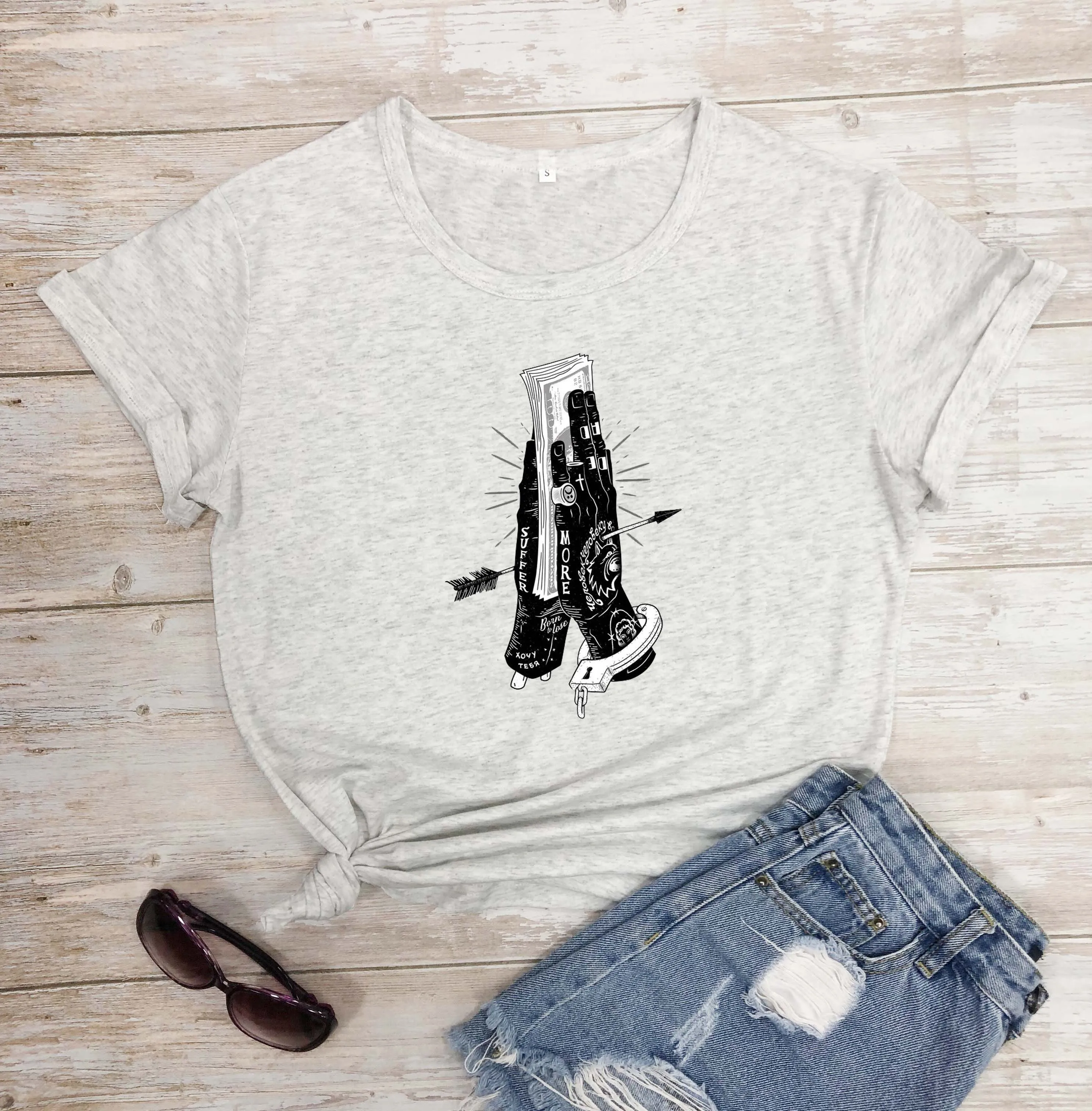 Готическая женская футболка с рисунком из цветных страдающих ведьм руки и деньги