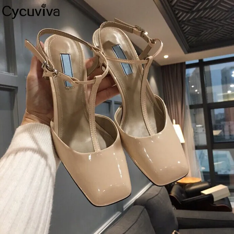 Женские босоножки из лакированной кожи на высоком квадратном каблуке с