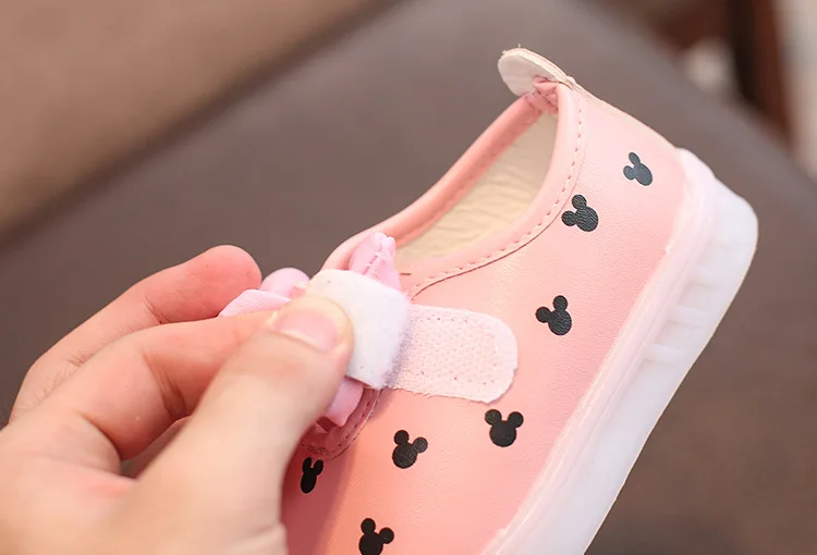 Кроссовки детские для девочек белые со светодиодной подсветкой с бантом |