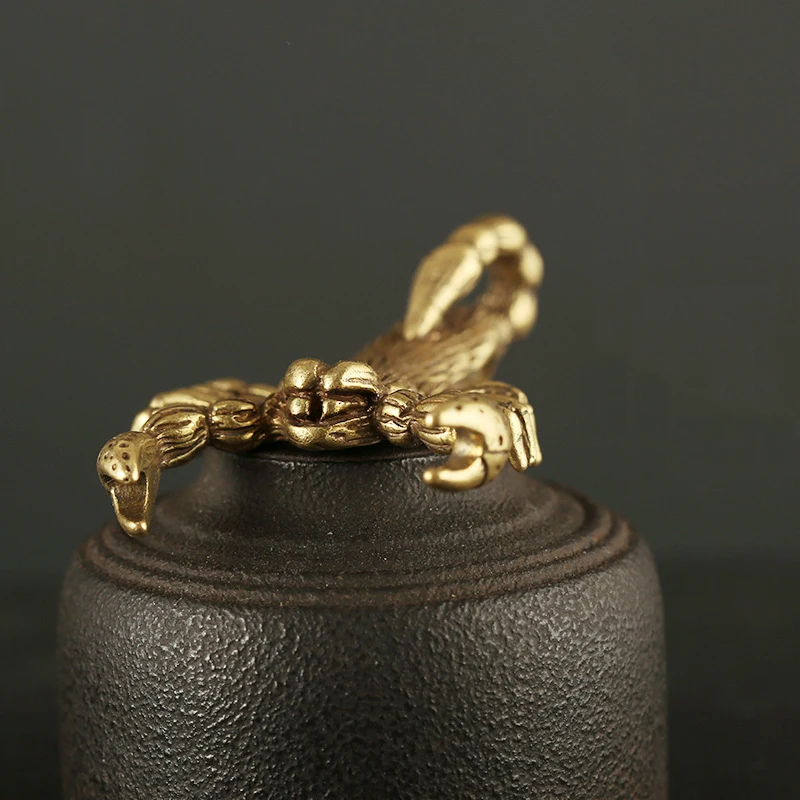 Брелок ручной работы из твердой латуни с изображением скорпиона брелок кулон