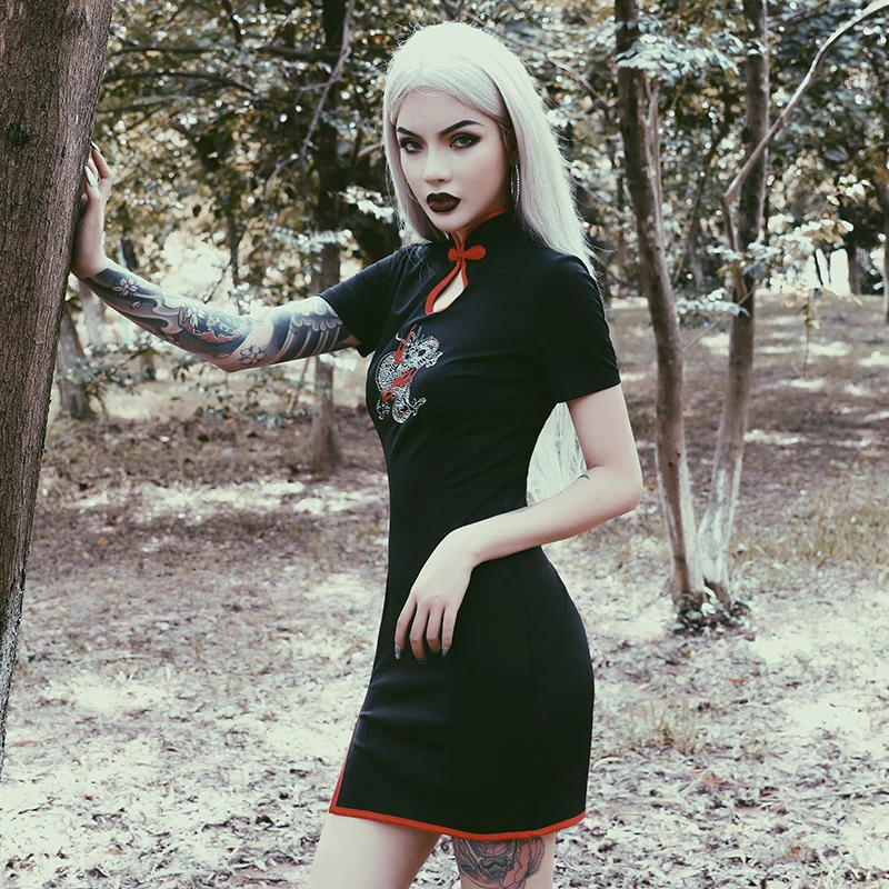 Готическое черное винтажное платье с вышивкой и коротким рукавом облегающее