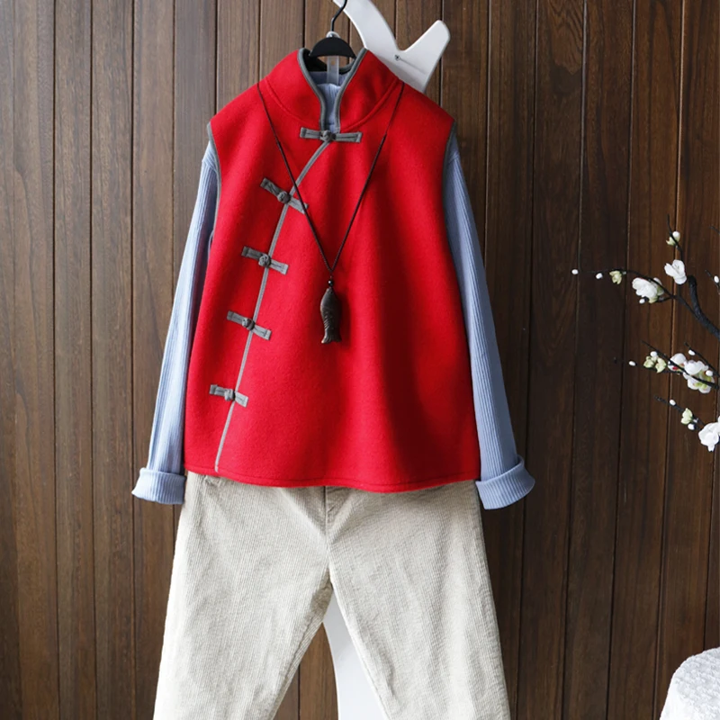 Короткий жилет в китайском стиле женский наклонный с пуговицами черный белый