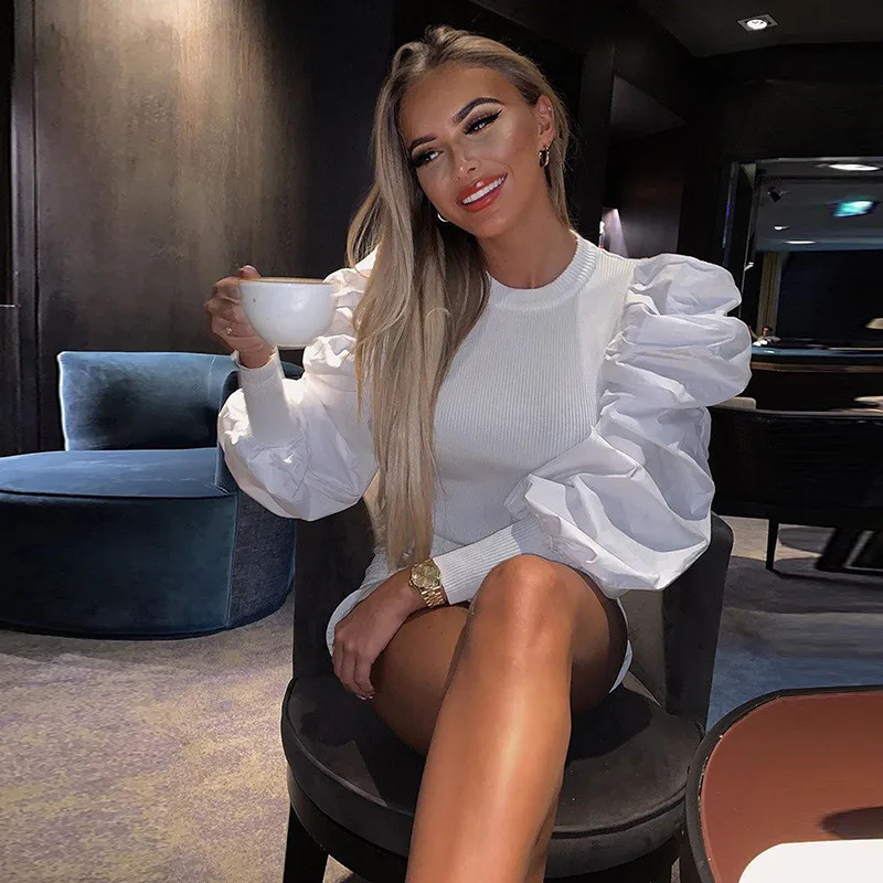 Женская блузка с буффами на рукавах белая облегающая укороченная длинными