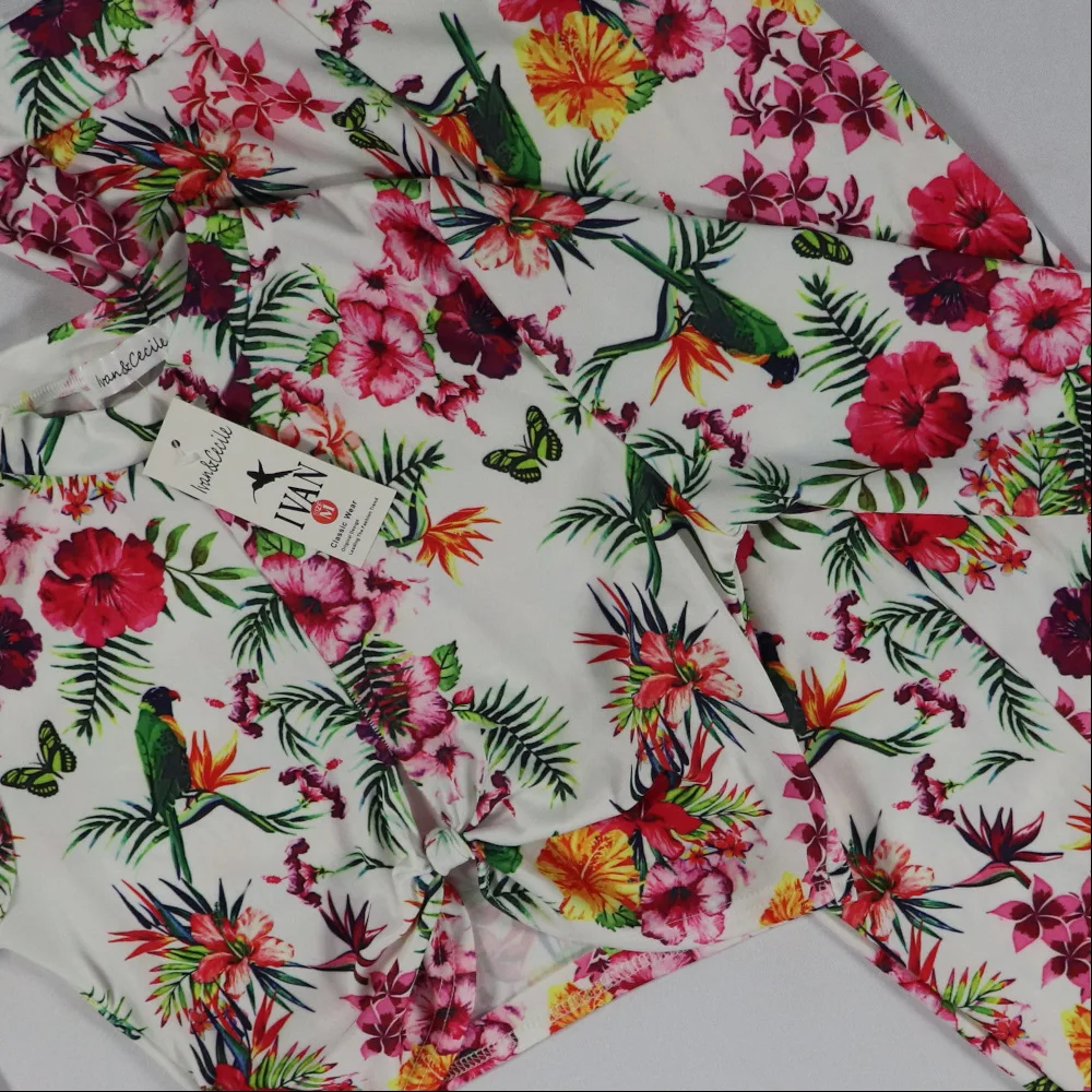 Женский офисный костюм-двойка футболка с цветочным принтом и длинные брюки в