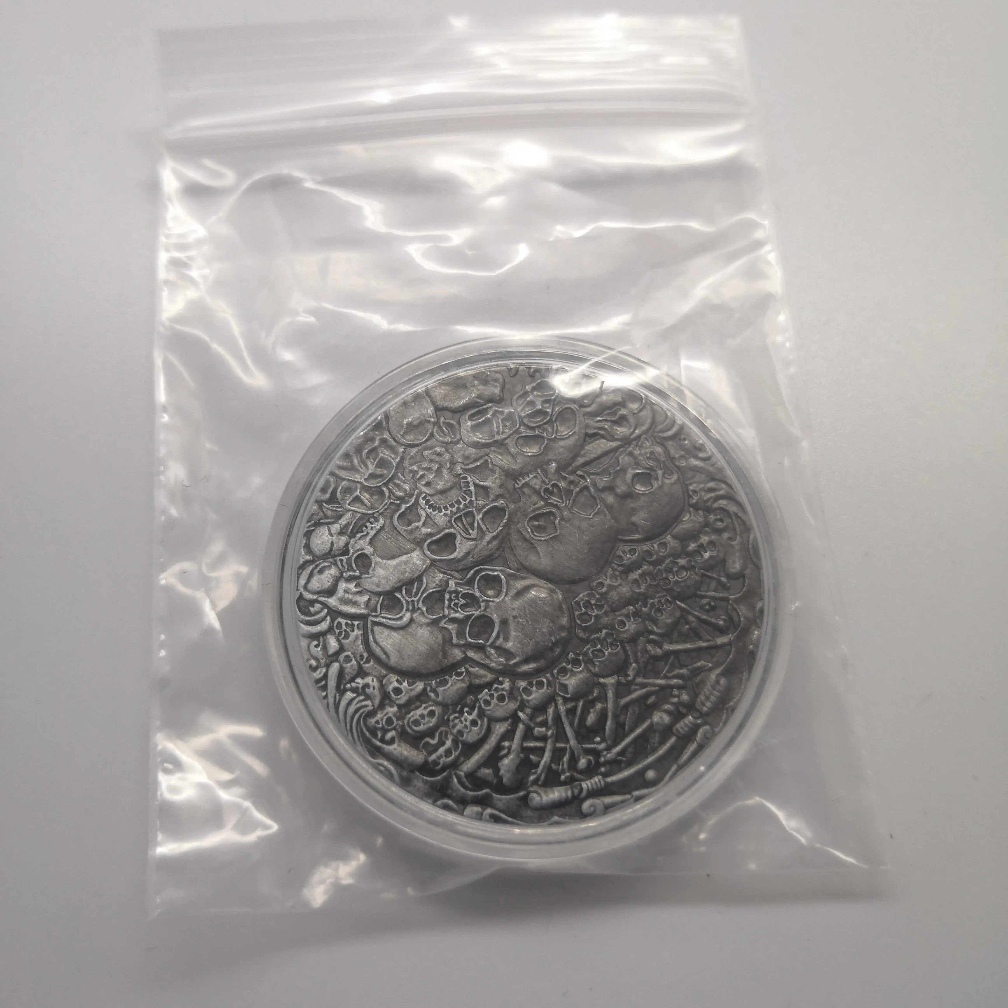 Серебряные монеты в форме черепа