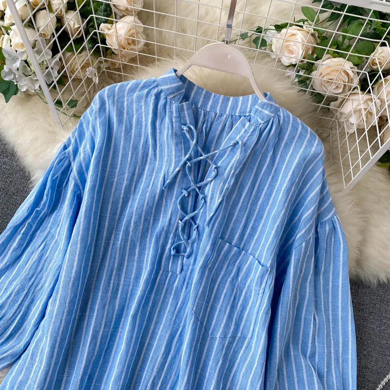 Женская блузка в полоску с перекрестными завязками V-образным вырезом и