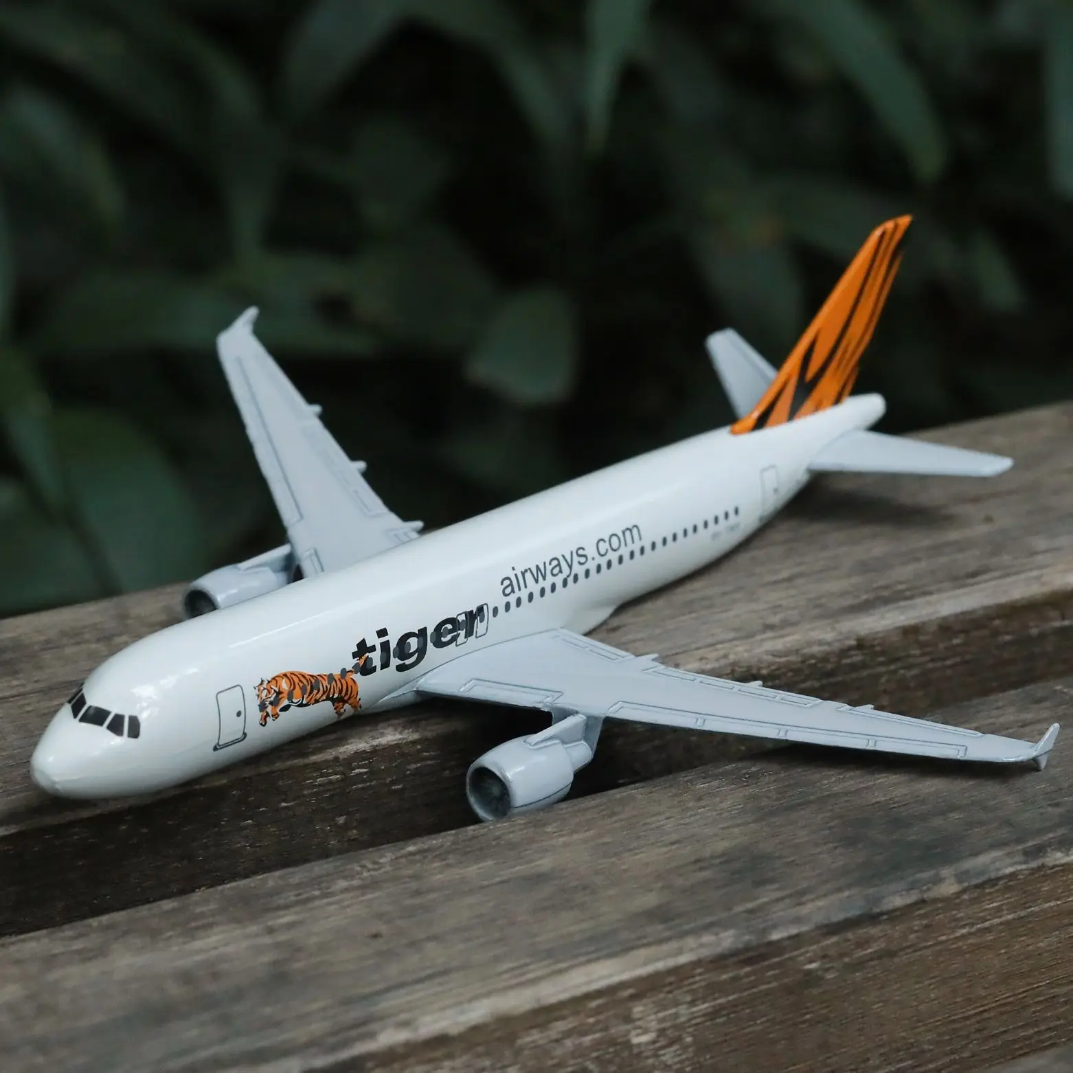 

Модель самолета Singapore Tiger Airlines A320, отлитый под давлением, 15 см, коллекционное миниатюрное сувенирное украшение