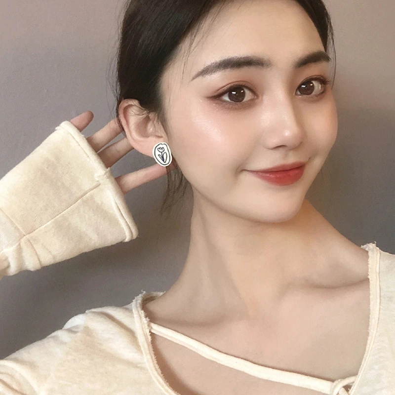 Модные дизайнерские серьги-гвоздики с белыми и синими цветами Милые простые