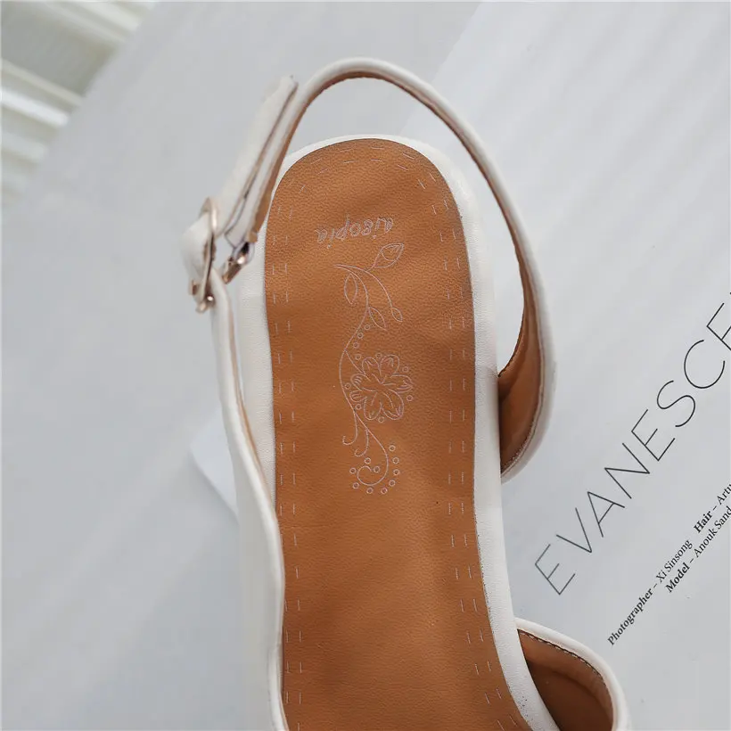 Женские босоножки с ремешком на пятке черные или Бежевые из искусственной кожи