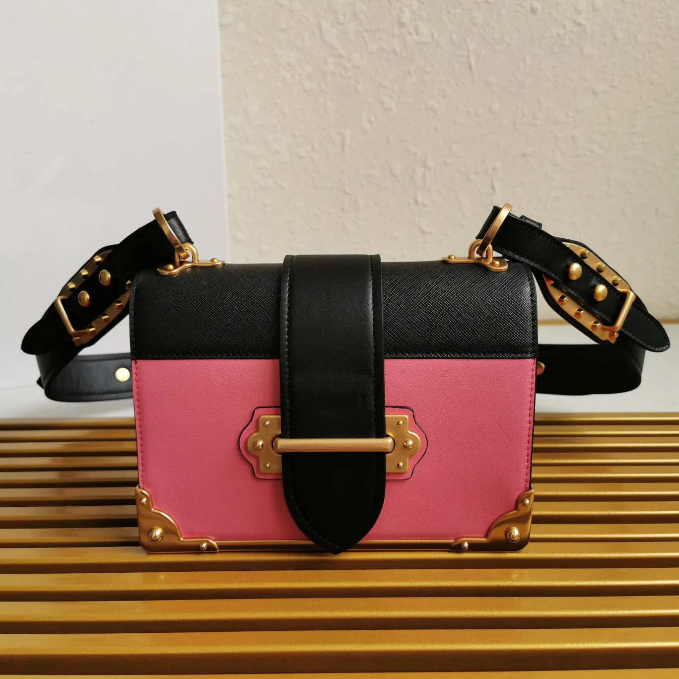 

2021 Vintage Women's Bag Top Leather Black And White Leather Stitching Design Multi Compartment Space High Quality Manufacturer