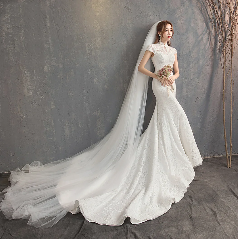 Женское свадебное платье с юбкой-годе белое кружевное короткими рукавами и