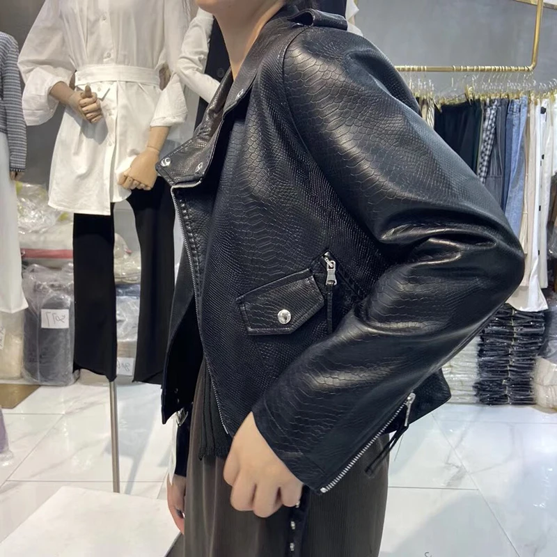 Куртка женская демисезонная из искусственной кожи с поясом в стиле панк - купить