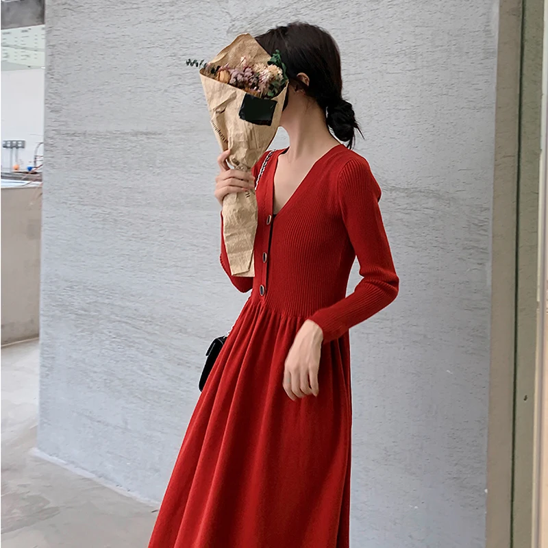 Женское платье-трапеция на пуговицах с V-образным вырезом и длинным рукавом |