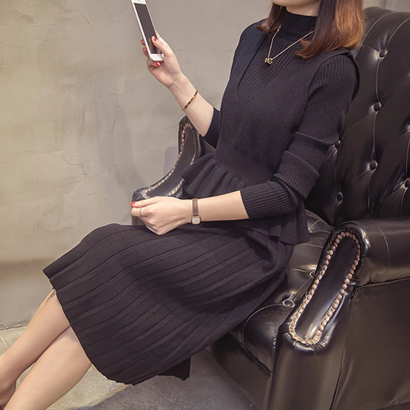 Женское трикотажное платье-свитер с длинным рукавом и высоким воротником |