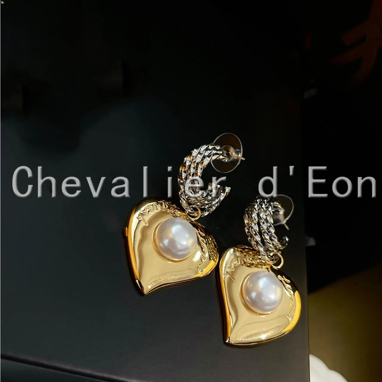 

High-quality women's Heart letter earrings, luxurious and individual design, the best gift of big-name fashion earrings