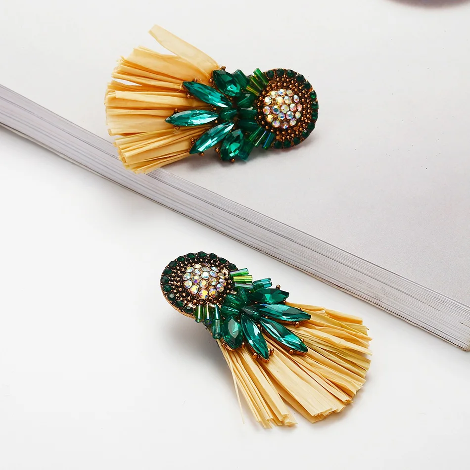 Подходящие модные серьги для