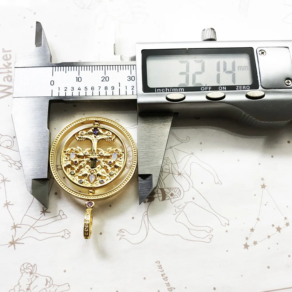 Подвеска в виде дерева золотого цвета