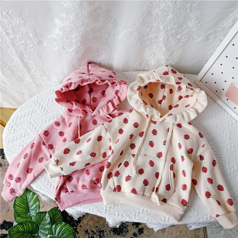 Новинка Осень зима 2019 милый топ с капюшоном клубничкой для девочек два