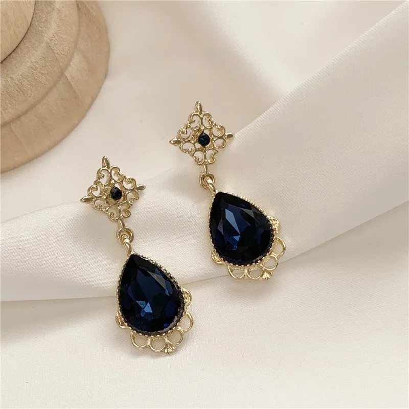 

Creative fashion contracted temperament girl droplets sapphire studs