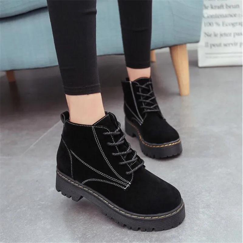 Новые осенне-зимние замшевые женские сапоги удобные на плоской подошве с