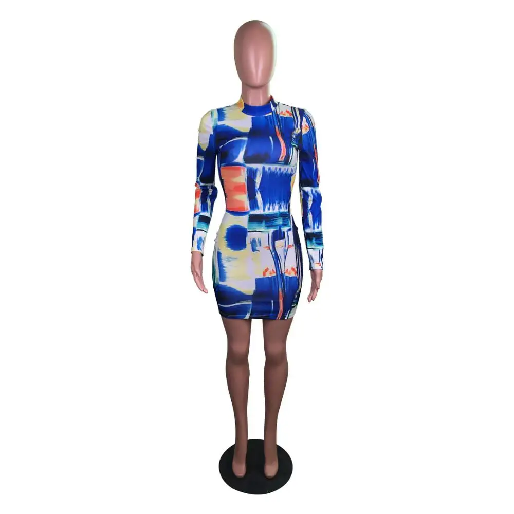 Женское мини платье трапециевидной формы длиной выше колена с круглым вырезом и